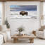 Tableau sur toile représentant un bison en hiver, paysage rustique enneigé de montagne, style rétro, idéal pour le salon, la chambre ou le bureau. Dimensions : 40 x 80 cm (16 x 32 pouces).-143059672-143059684