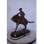 Statue de bronze Remington Cowboy sur triple marbre - Taille: 8 po x 26 po x H 23 po.