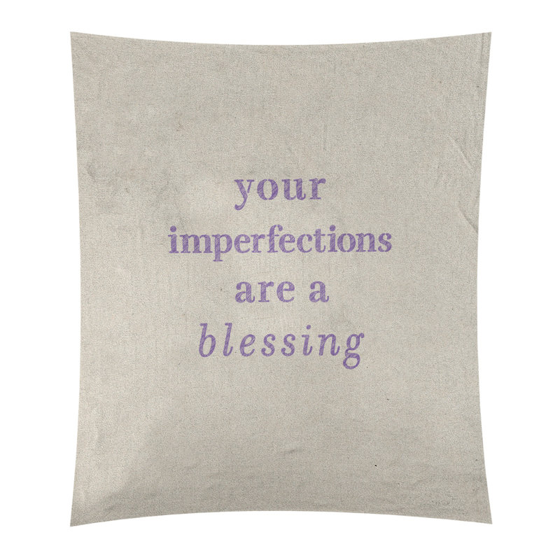 Tapisserie citation d’imperfections écrites en polyester, H 60 po x l 51 po, Blanc / mauve