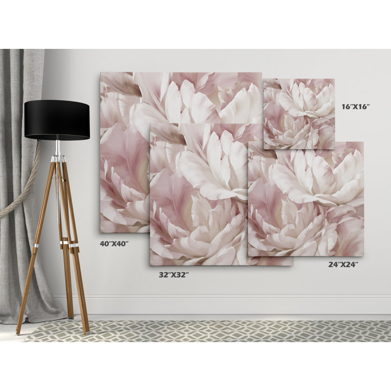 «Intime Blush IV», reproduction de peinture à l'huile sur toile tendue, H 32 po x l 32 po x P 1,5 po, Toile tendue