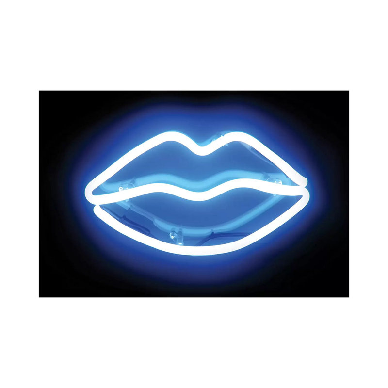 «Neon Lips Blue on Black» par Hailey Carr - impression sur toile tendue, H 18 po x l 26 po x P 1,5 po