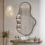 Miroir mural moderne et asymétrique avec cadre en aluminium - Conception géométrique unique pour le salon, la chambre à coucher ou le vestibule-109696624-109696625