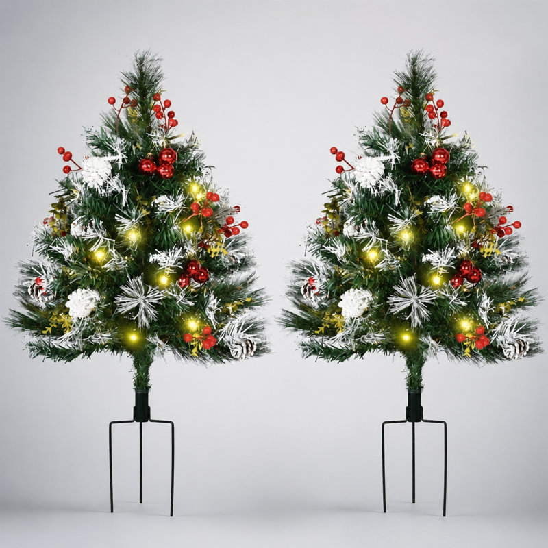Arbre de Noël artificiel d'extérieur avec lumières DEL blanc chaud et branches enneigées pour la décoration de porche