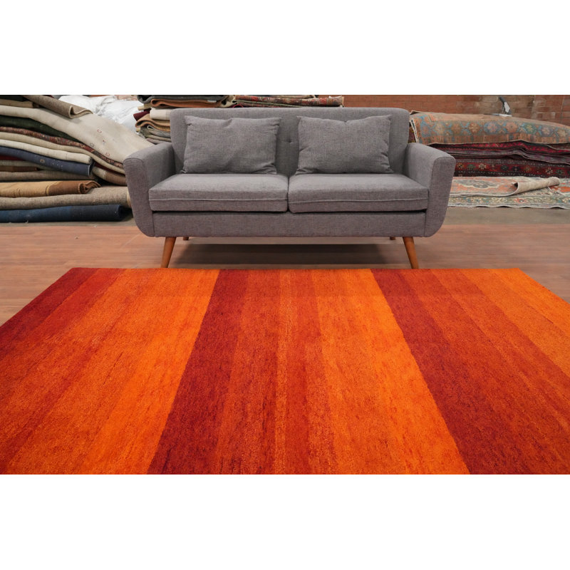 Le tapis orange vibrant de style Gabbeh 6 x 8 ajoute de la chaleur à n'importe quelle pièce