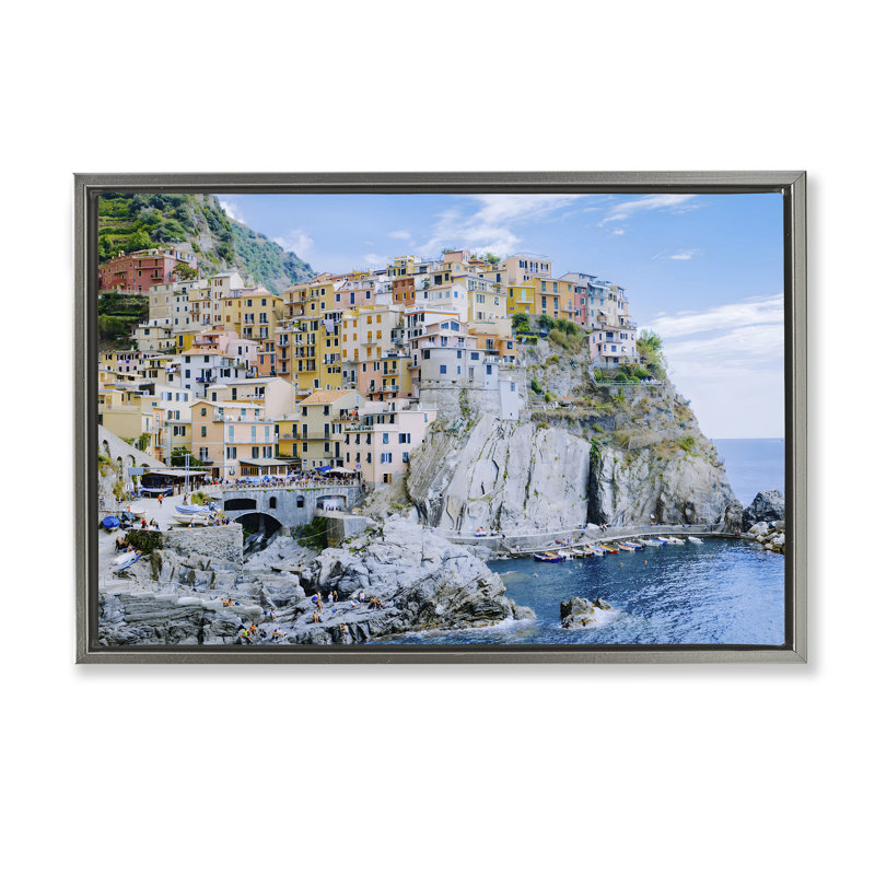 «Seaside Village View Floater», art mural par LSR Creative Studio, H 21 po x l 31 po, Cadre flottant gris lustré