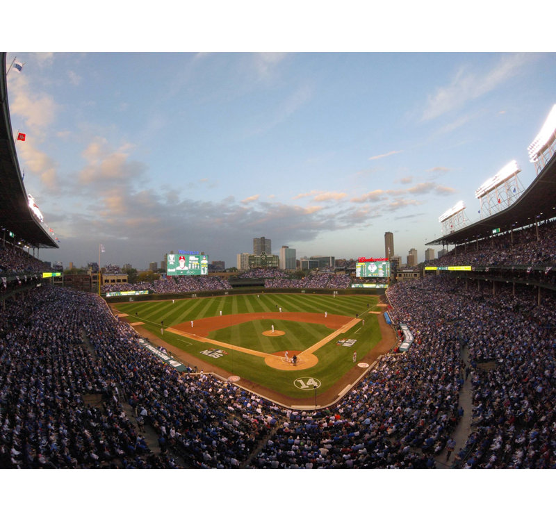 Wrigley Field, H 28 po x l 37 po
