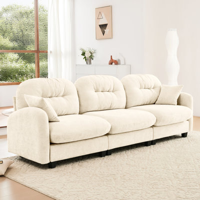 Canapé d'angle beige trois places avec rembourrage en mousse haute résilience, coussins et combinaison flexible pour les espaces de vie. Revêtement en chenille douce à ressorts pour une détente optimale à la maison.