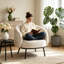 Fauteuil demi-tonneau en velours noir avec capitonnage, fauteuil de style Mid-Century moderne avec pieds en métal, canapé rembourré simple et confortable pour le salon - rembourrage en mousse-129182103