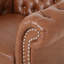 Chaise d'appoint brune avec accents cloutés, inspirée du style éblouissant d'unité centrale, revêtue pour une vie chic