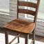 Table carrée en noyer et 4 chaises à dossier en lattes dans une salle à manger de 5 pièces, Transition Honor, bois d'hévéa massif pour une pièce de 5 pièces, élégance, chaises,