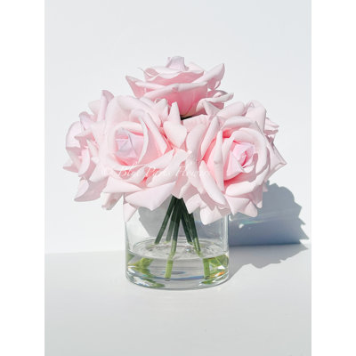 Arrangement de vraies roses dans un vase