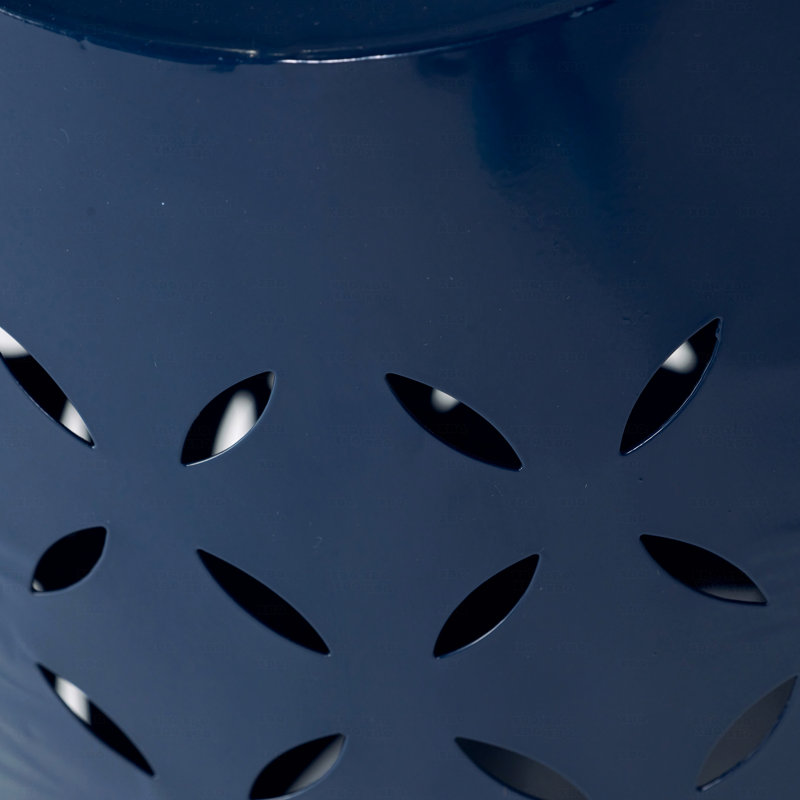 Table d'appoint extérieure bleue en métal, en forme de tonneau avec découpes en dentelle