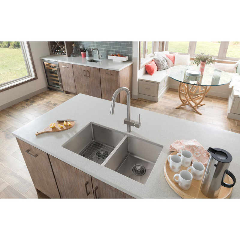Évier de cuisine encastré à double bassin 33 x 22 Crosstown™, 4 trous