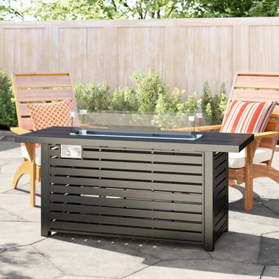 Table de foyer au propane en acier de 24 po avec couvercle - Transformez votre patio en un endroit paisible. Structure, abat-jour neutre. Base à lattes aérée. Couvercle de foyer, pierres de lave, perles de verre. Allumage facile