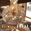 Luxueux escalier de salon avec lustre réglable en cristal-583144507