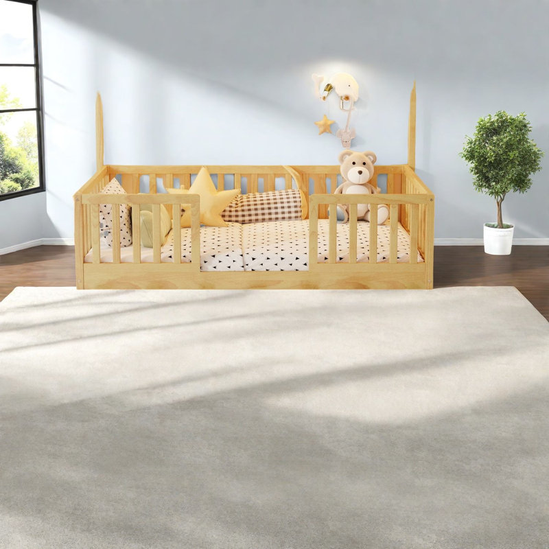 Lit simple en bois naturel Montessori