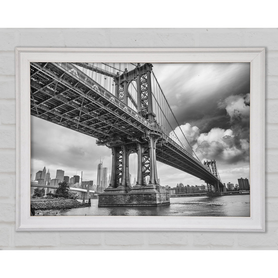 Nyc Schwarz-Weiß-Brücke unter Wolken - Einzelbildrahmen Kunstdrucke