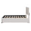 Lit double en lin beige avec lit gigogne et tiroirs pour le rangement de la chambre d'amis-809264646-809264664