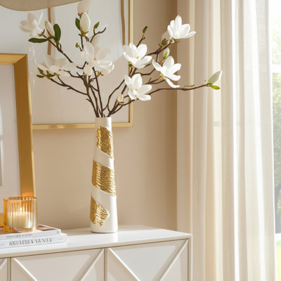 Vase en verre, métal, aluminium, design glamour et détails abstraits sculptés pour une silhouette audacieuse et contemporaine, fabriquée à partir de matériaux mixtes durables