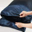 2 taies d'oreiller standard de luxe 100% satin bleu nuit, froissées, douces pour la peau, texture lisse boulochage, à bout ouvert, frisottis apprivoisés