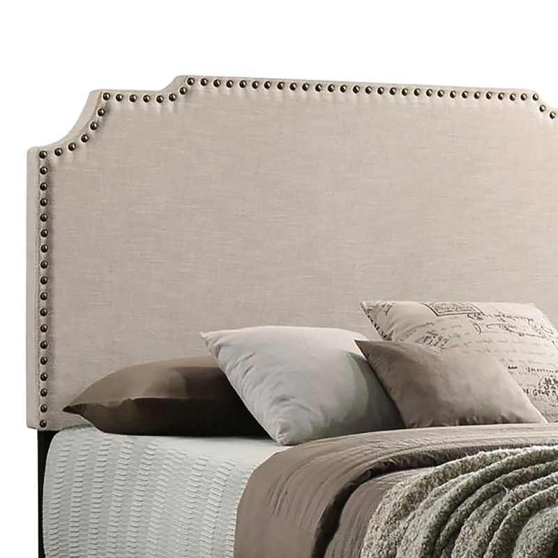 Grand lit transitionnel beige avec panneau en tissu doux et garniture cloutée - idéal pour la décoration de chambre à coucher