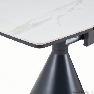 Table de salle à manger extensible avec plateau en pierre: plateau de table en marbre blanc avec pieds en métal effilés noirs. Une table de salle à manger rectangulaire d'inspiration moderne et luxueuse pour la maison, pouvant accueillir de 4 à 8 personnes.