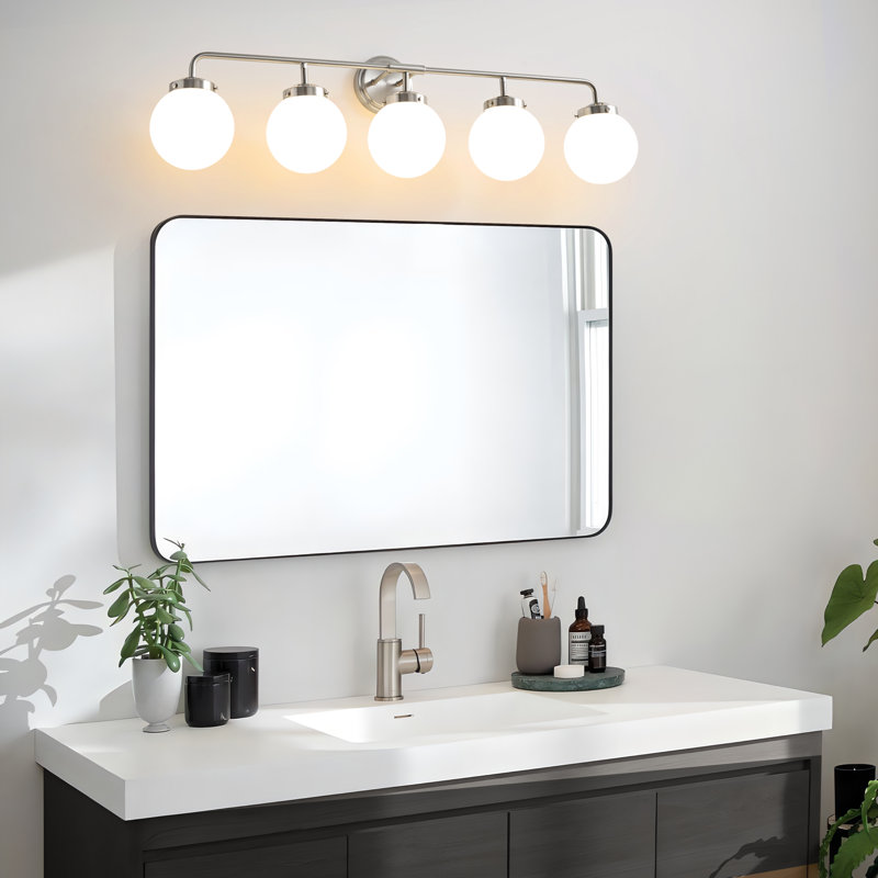 Luminaire de salle de bain à intensité variable avec abat-jour en verre soufflé à la main Karlei, 5, Nickel, Blanc
