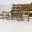 Table de salle à manger en bois avec chaise et coussins-129170304