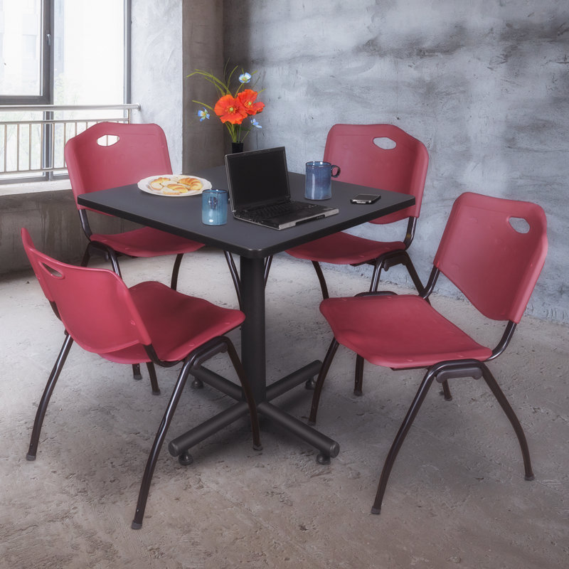 Table de salle de repos carrée Nicklo, chaises empilables 4 M, Bourgogne, 29" H x 30" L x 30" D, Gris