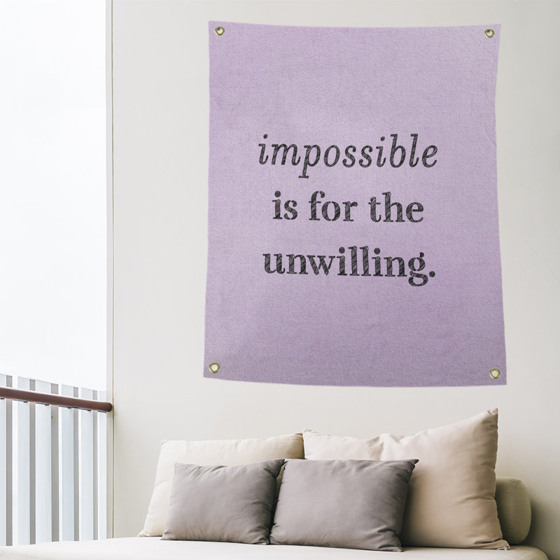 Tapisserie quote « impossible à écrire » en polyester, H 80 po x l 59 po, Mauve / Noir