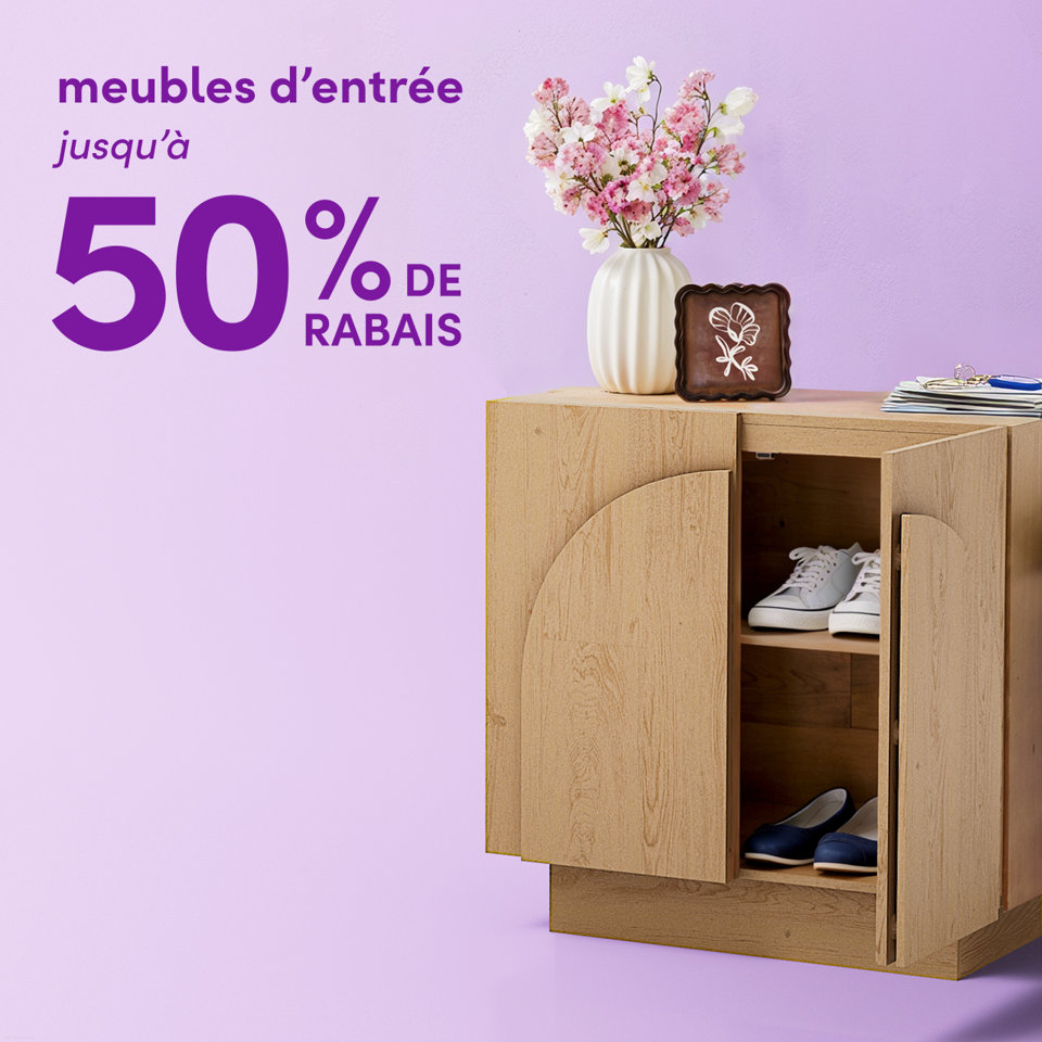 Meubles d'entrée jusqu'à 50 % de rabais avec un meuble de rangement en bois contenant des chaussures sur un fond violet.