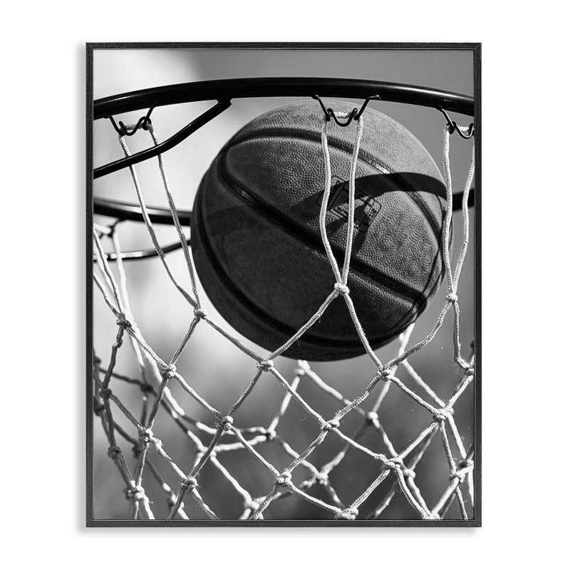 «Winning Basket Shot», estampe numérique, conception de Marcus Prime, Giclée noire de minuit encadrée, H 30 po x l 24 po