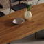 Table robuste avec caractéristiques durables.-109243202
