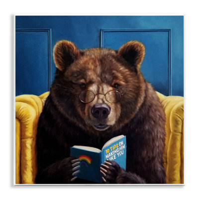 Ours brun lisant un livre sur un animal de la forêt