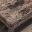 Table basse à plateau en faux marbre, structure à lattes, effet bicolore thème champêtre, intérieur