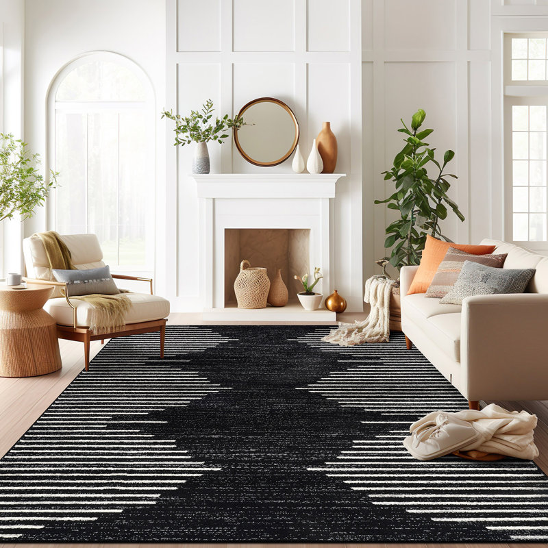 Malica Geometric Machine Woven Polypropylene Area Rug in Black/Ivory, Rectangle 7'10" x 10'
