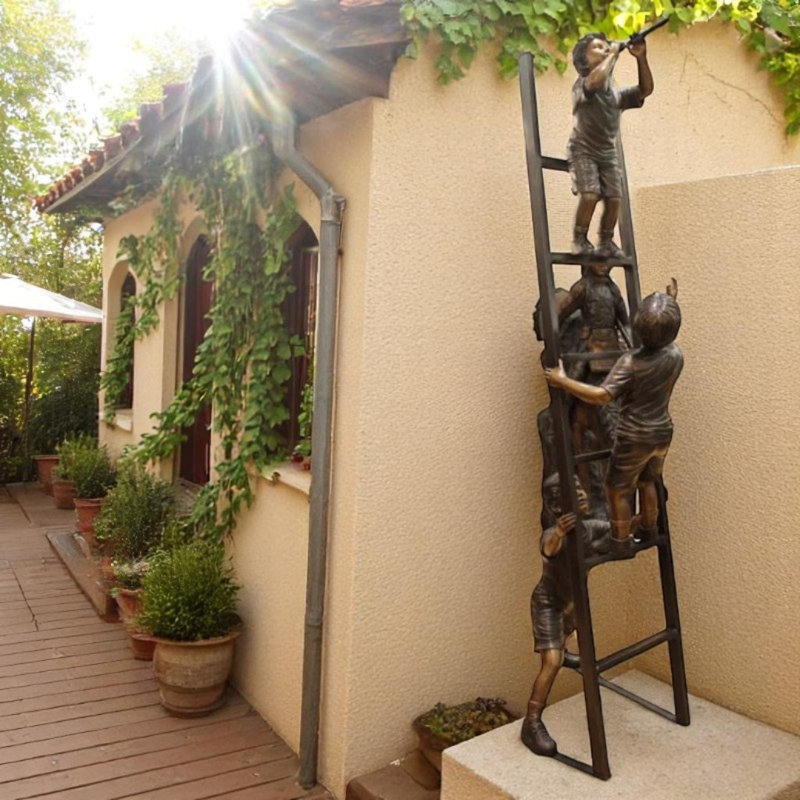 Statue Hermanson 3 enfants jouant sur une échelle