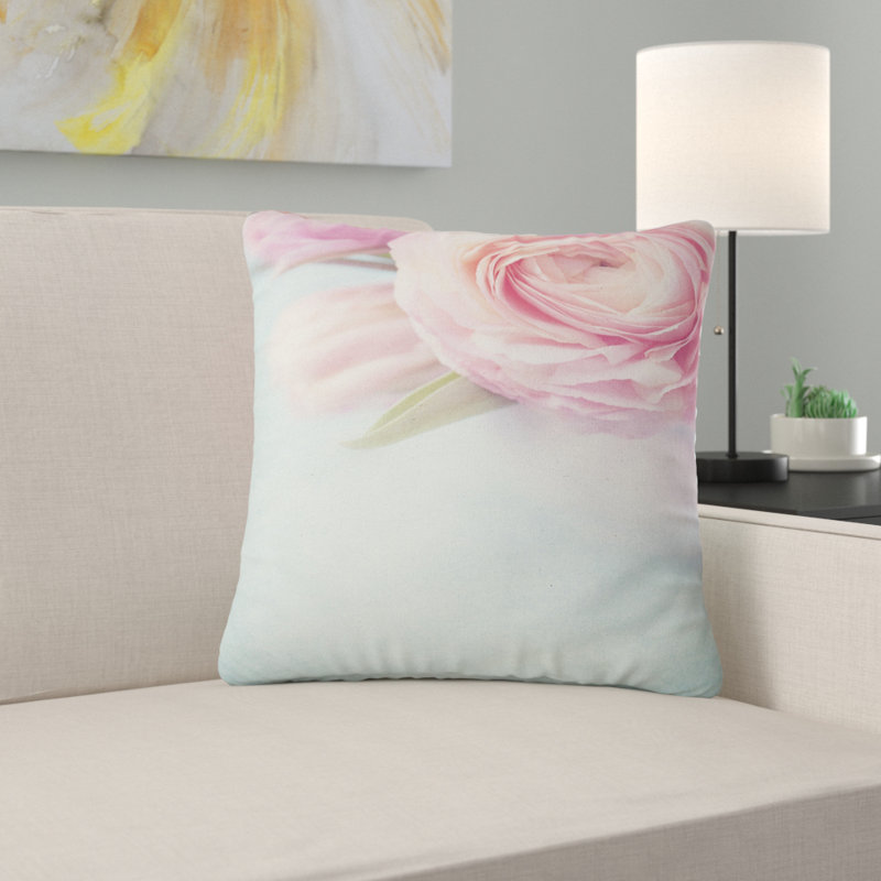 Fleurs roses pleine fleur dans un vase - coussin à imprimé floral, 16 po x 1 po, Coussin décoratif
