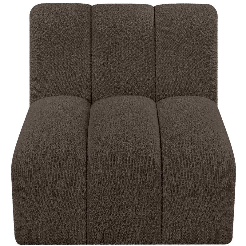 Chaise d'appoint rembourrée Issei, Tissu brun bouclé