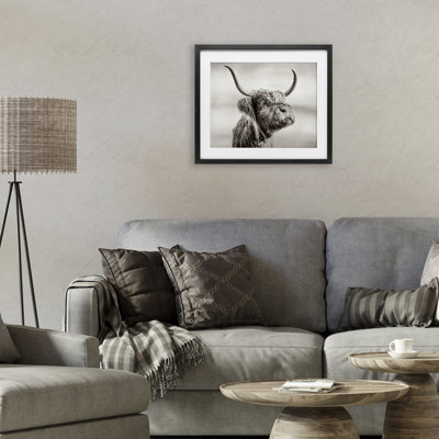 «Horned Highland Cow Gazing», reproduction encadrée sous verre, conception de Julia Frost