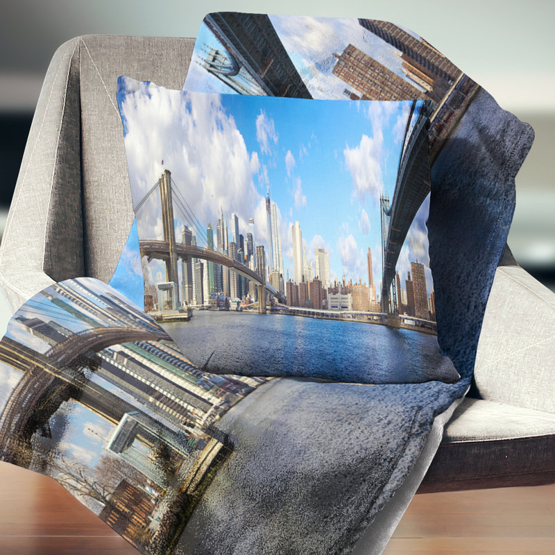«Bright Manhattan Day Panorama - Coussin imprimé paysage urbain», 16 po x 1 po, Coussin décoratif