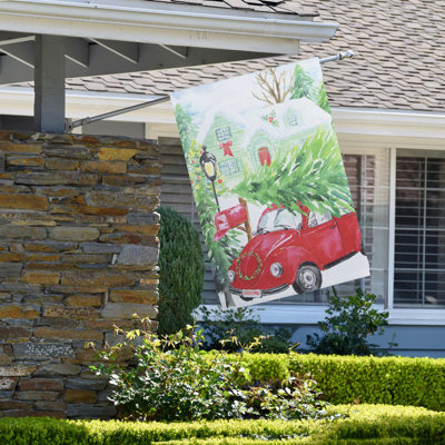 Drapeau de jardin rouge voiture et arbre de Noël extérieur