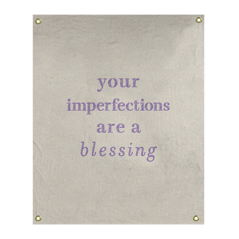Tapisserie citation d’imperfections écrites en polyester, H 80 po x l 59 po, Blanc / Mauve