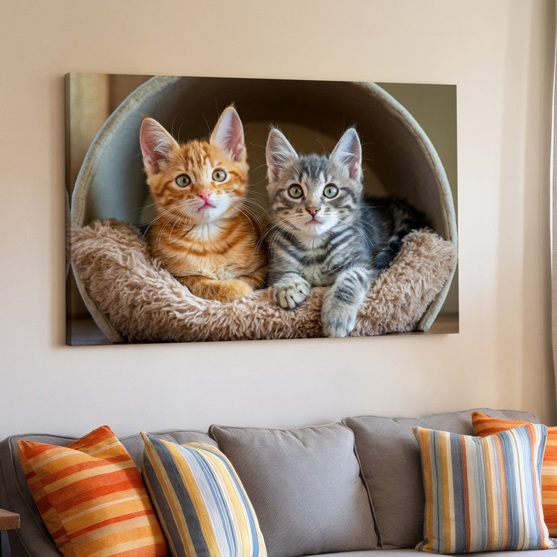 Toile Deux adorables chatons assis côte à côte dans un lit de chat circulaire moelleux entouré d'une douce texture floue parfaite pour l'art mural sur toile