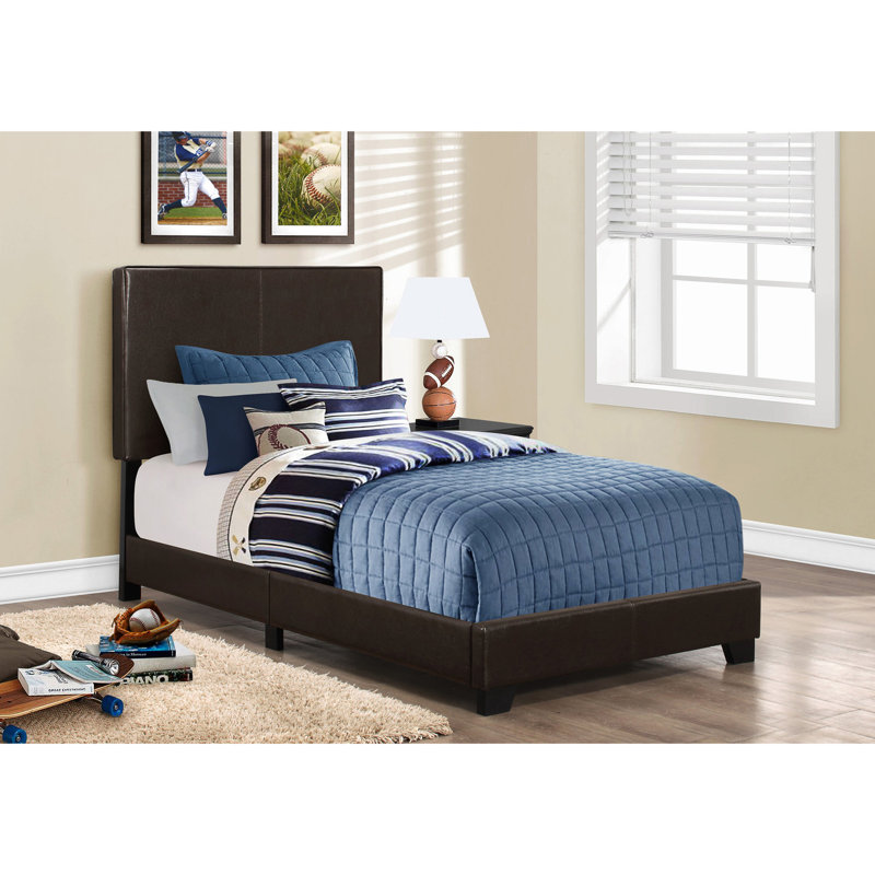Lit simple brun pour un cadre de couchage confortable dans une chambre à revêtement foncé