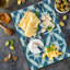 Planche à découper Ambesonne Vintage grande taille marocaine bleu feuilles bleu blanc