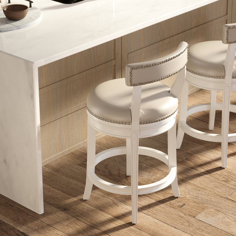 Tabouret de bar 26 po à hauteur de comptoir, structure en bois blanc avec siège et dossier en similicuir gris, retour automatique à 180 degrés, garniture cloutée entourant le siège rond, pieds incurvés, profondeur de 20,35 po, retour de largeur de 21,03 po