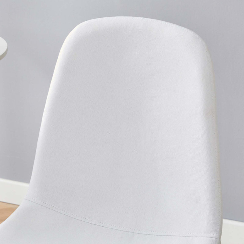 Plateforme de levage moderne et multifonctionnelle, plateau en panneau de fibres à densité moyenne, pieds en métal et 4 chaises de salle à manger blanches en tissu de lin.