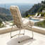 Ensemble de 2 chaises longues d'extérieur, structure en fer et osier en plastique, durable et résistant aux intempéries pour une détente confortable.