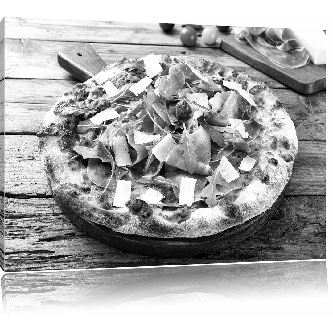 Leinwandbild „Prosciutto-Pizza mit Rucola und Parmesan auf rustikalem Holztisch“, Fotodruck